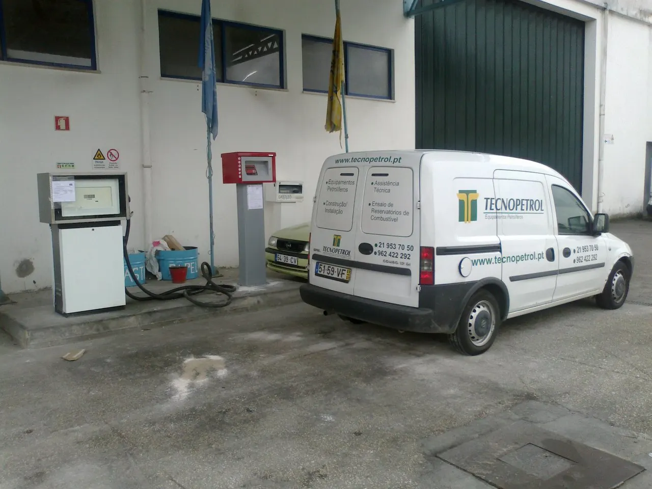 Viatura de assistência da Tecnopetrol num posto de abastecimento