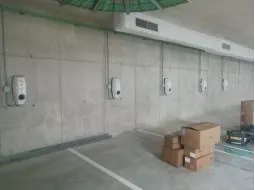 Parque com carregadores de veículos elétricos instalados