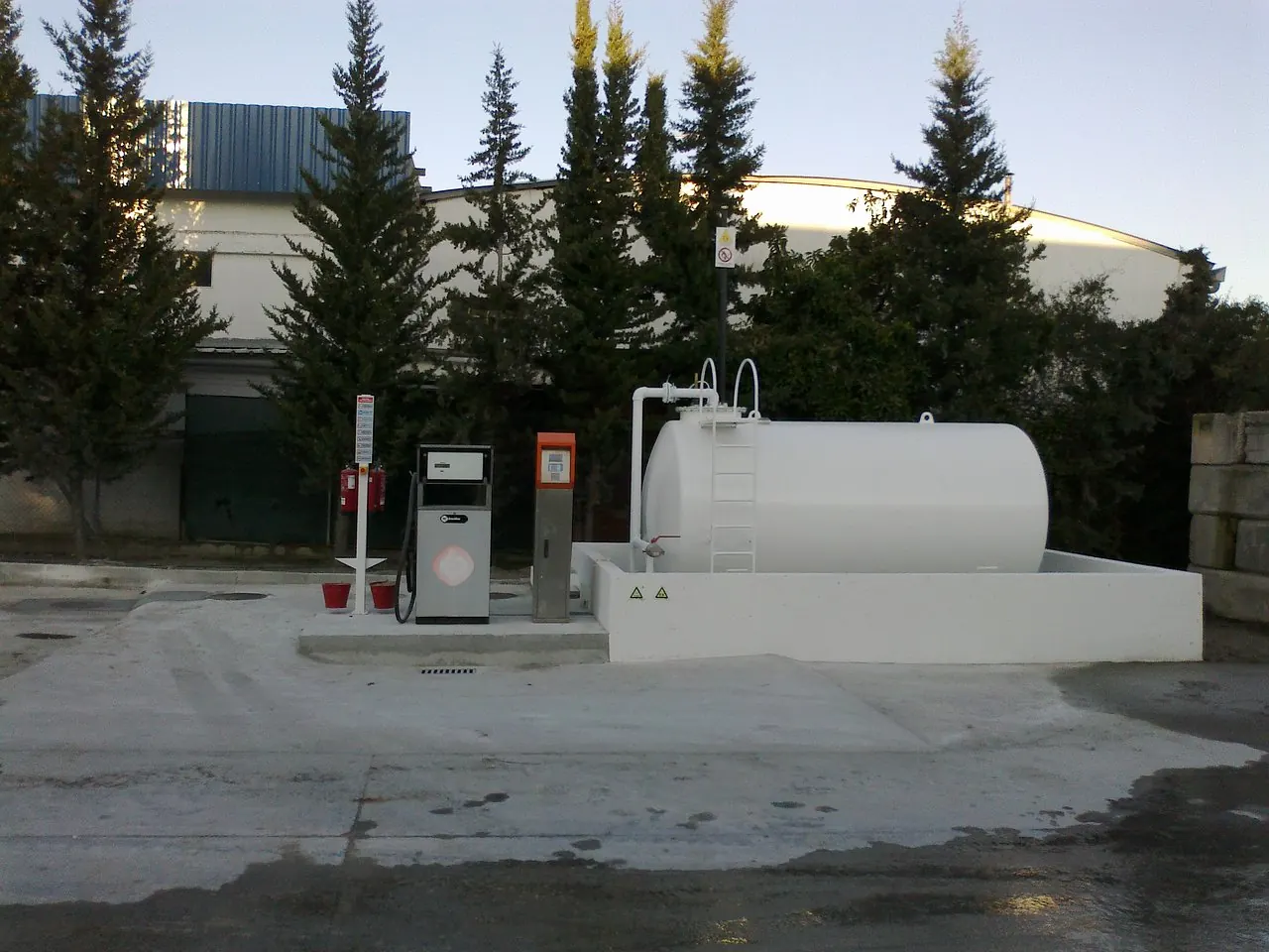 Posto de abastecimento construído pela Tecnopetrol, com reservatório e bombas