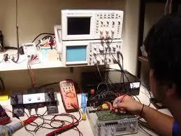 Técnico a reparar componentes eletrónicos em bancada